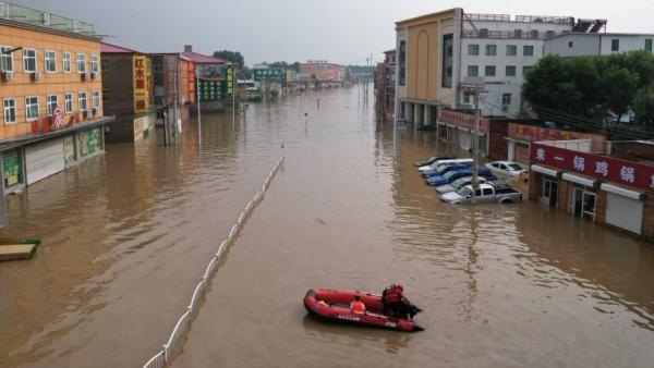 8月2日河北保定涿州暴雨后被洪水淹没的村庄。（图片来源：Getty Images）