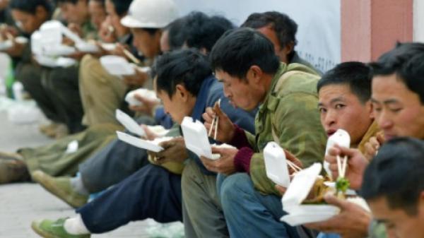 中国农民工在室外就餐。（图片来源：Getty Images）