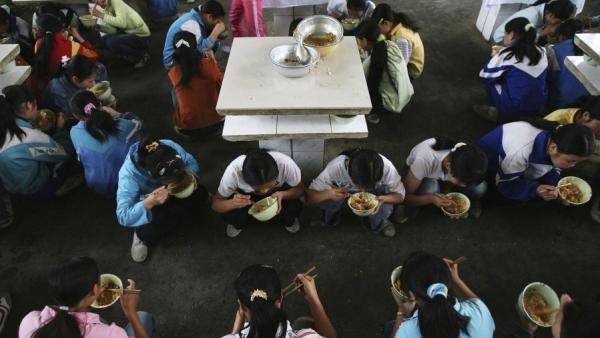 重庆川南区一乡镇小学餐厅学生在用餐。（图片来源：Getty Images）