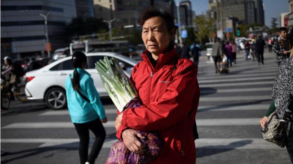 中国官方则称老年人再就业释放人口红利。（图片来源：WANG ZHAO/AFP via Getty Images）