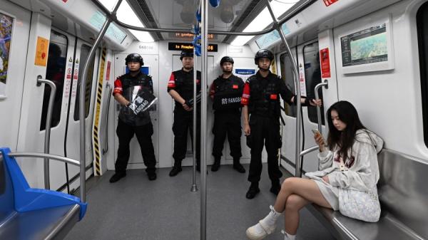 图为杭州亚运会前夕警察在该市地铁内巡逻。（图片来源：ADEK BERRY/AFP via Getty Images）