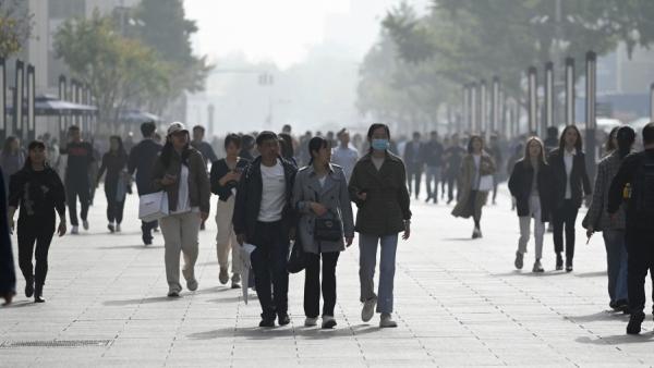 10月31日，北京一条商业街道上的人们。（图片来源：Getty Images）