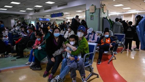 11月23日北京一家儿童医院家长陪着孩子候诊。（图片来源：Getty Images）