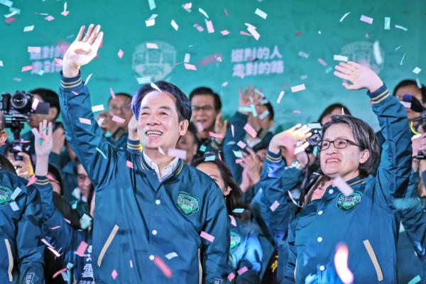 2024年1月13日，台湾民进党总统当选人赖清德在台北的民进党党总部集会上向支持者讲话。(Annabelle Chih/Getty Images)