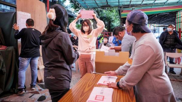 2024年1月13日，台湾台北总统选举正式计票工作开始，选举工作人员正在计票。(Annabelle Chih/Getty Images)