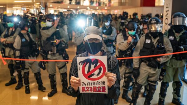 图为2020年4月，数百名香港市民在太古城中心聚集，争取五大诉求，并反对23条立法。（图片来源：Anthony Kwan/Getty Images）