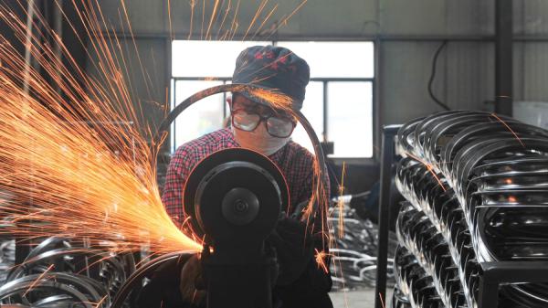 浙江杭州一家工厂工人在车间工作。（图片来源：Getty Images）