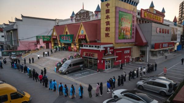 2022年12月1日北京市民排队等待接种COVID-19疫苗。（图片来源：Getty Images）