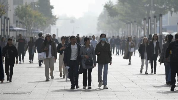 2023年10月31日雾霾笼罩，走在北京商业街上的中国人。 （图片来源：Getty Images）