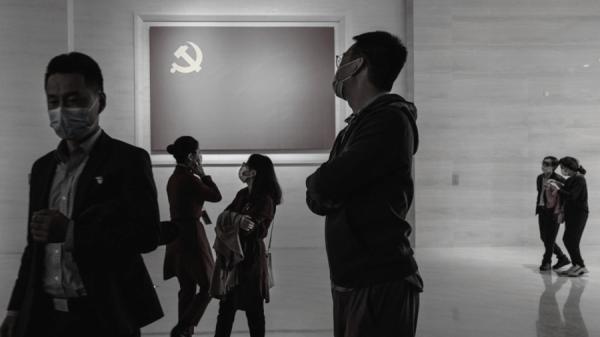 2022年10月13日，中国北京，参观者走过共产党博物馆的共产党旗帜展览。  (图片来源: Getty Images)