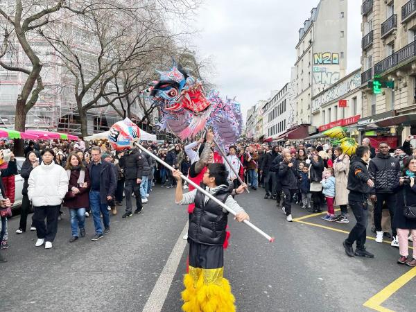 2月3日，巴黎美丽城新春集市开幕式前的新年舞龙舞狮大游行。（摄影：林莲怡/看中国）