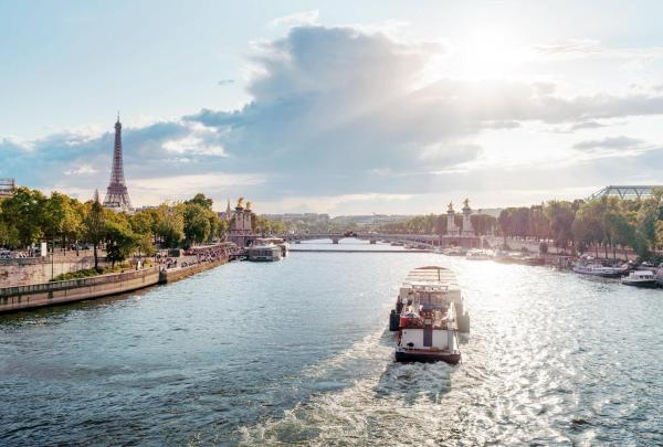 法国内政部长近日宣布将巴黎奥运会塞纳河开幕式的观众人数定为32万人。（123RF）