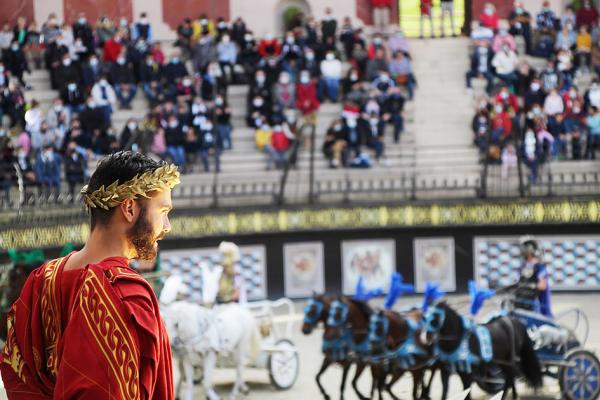 狂人国演出中展现罗马总督在战车比赛的场景。（Doudouilledu85/Wikipedia/CC BY-SA 4.0）
