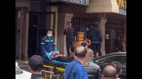 辽宁沈阳发生杀人案，救护人员抬出伤者送救护车。（图片来源：视频截图）