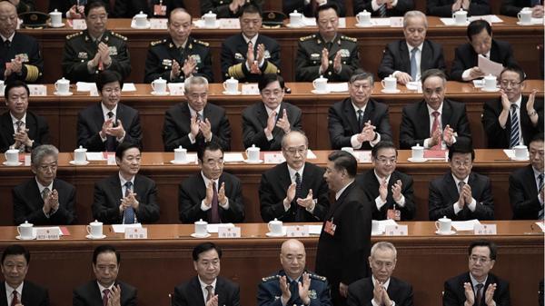 习近平与出席两会的官员。（NICOLAS ASFOURI/AFP/Getty Images）