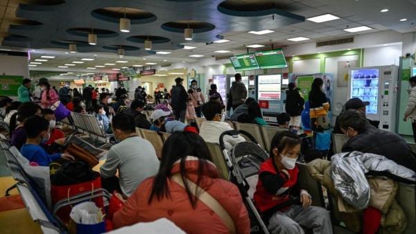 2023年11月23日北京一家儿童医院门诊候诊区。（图片来源：Getty Images）