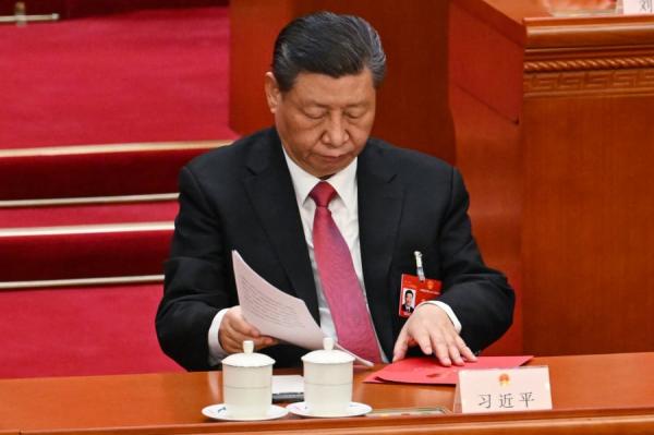 2024年3月11日，习近平在北京人民大会堂举行的第十四届全国人民代表大会闭幕会议上收起文件。