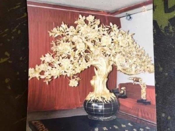 李女士的金茶花黄金艺术品。   (图片来源：微博)