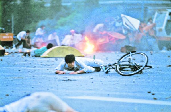 1989年6月3日晚至6月4日凌晨，进入北京的军队向人群开火，造成大量巿民与学生死伤。（Jacques Langevin/Getty Images）