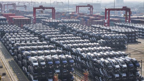 等待装船的比亚迪电动汽车。（STR/AFP via Getty Images）