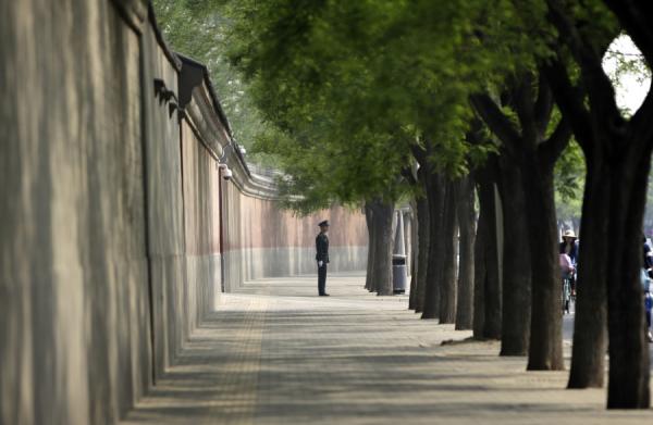 2013年5月6日，一名士兵在中南海大院的红墙旁站岗。(图片来源: Getty Images)