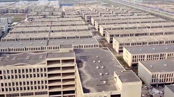 天津滨海新区的一个工业园区100多座烂尾楼成“僵尸园区”。（视频截图）