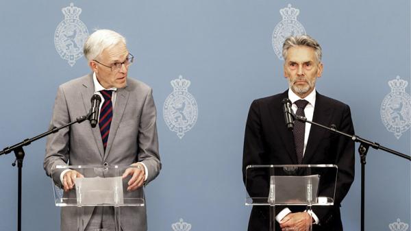 5月28日，迪克•斯霍夫（Dick Schoof，右）被提名为荷兰新首相候选人后出席海牙新闻发布会。（RAMON VAN FLYMEN/ANP/AFP via Getty Images）