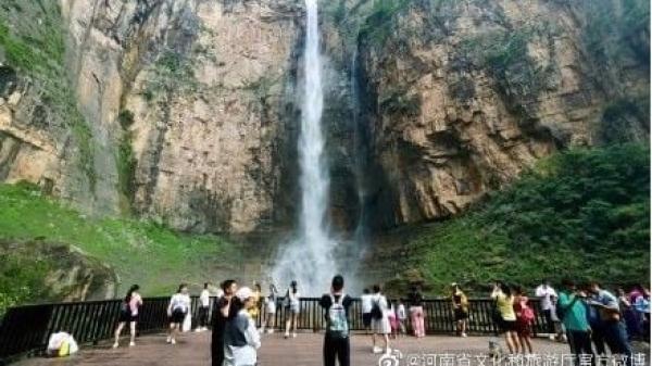 河南省云台山的“云台天瀑”号称亚洲单级落差最大的瀑布被爆出瀑布源头来自人工水管喷水。（图片来源：微博）
