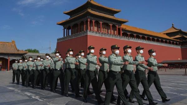 一队士兵在天安门附近行走 。    （图片来源:  Getty Images）