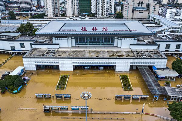 2024年6月20日，中国西南部广西省桂林市暴风雨过后，桂林火车站外被洪水淹没。（Getty Images）