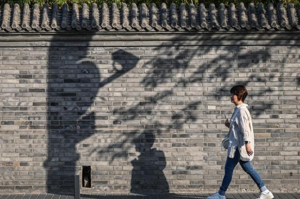 北京街头一位行人（JADE GAO/AFP via Getty Images）