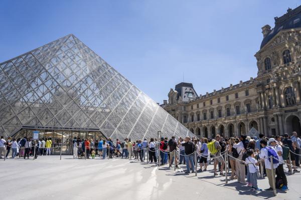 7月1日至9月8日，所有游客参观卢浮宫必须提前预约。（ANTOINE BOUREAU/Hans Lucas/AFP via Getty Images）