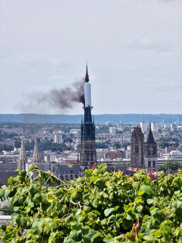 7月11日，鲁昂圣母大教堂尖塔失火。（PATRICK STREIFF/AFP via Getty Images）