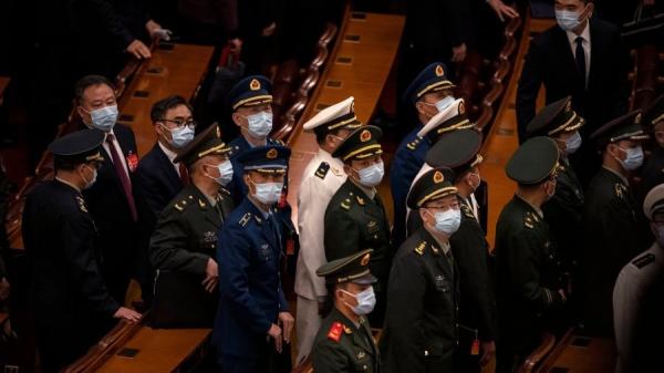 2022年10月22日，中共军方代表人民大会堂离开二十大闭幕式（图片来源：Getty Images图）