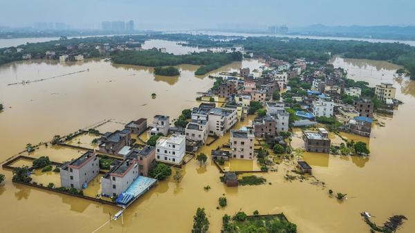 今年4月22日，广东省清远市被洪水淹没的建筑物和街道。（Getty Images） 