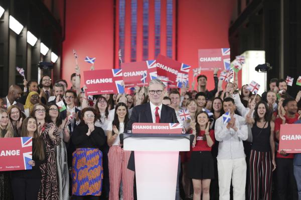 7月5日，英国工党领袖斯塔默发表胜选演讲。（Ricky Vigil/Getty Images）