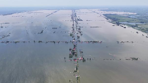 2024年7月6日，中国中部湖南省华容县洞庭湖岸堤坝决口后，村庄和农田被淹没。（Getty Images）