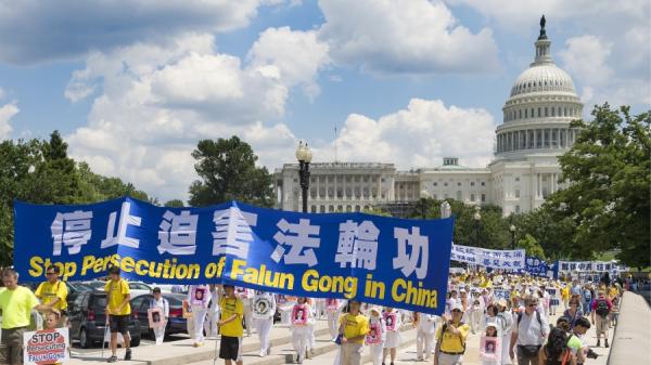 法轮功学员在美国华盛顿特区游行，呼吁停止迫害法轮功。（图片来源： JIM WATSON/AFP via Getty Images）