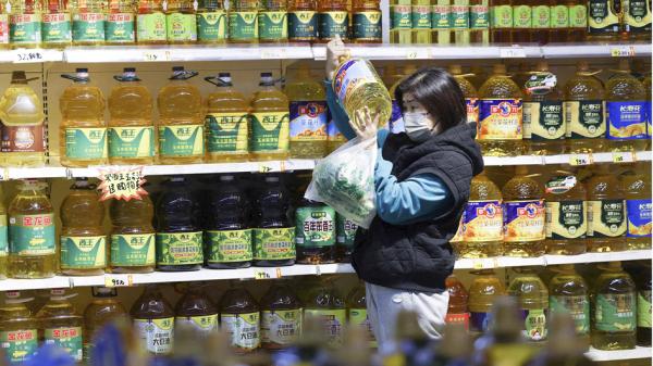 2022年10月9日，沈阳某超市内，顾客在购买食用油。（STR/AFP via Getty Images）