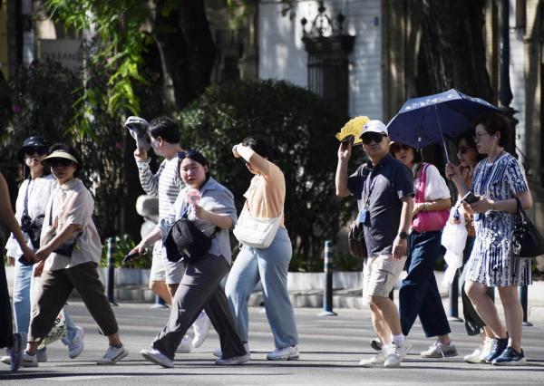 游客在炎热的西班牙（CRISTINA QUICLER/AFP via Getty Images）