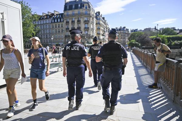 2024年奥运会期间在巴黎街头巡逻的警察（MAGALI COHEN/Hans Lucas/AFP via Getty Images）