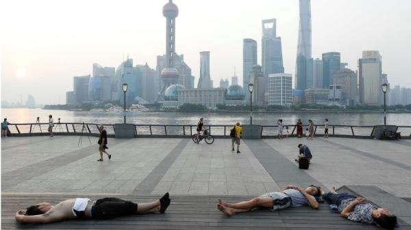 2017年7月25日上海天气炎热，市民躺在外滩纳凉。（图片来源：Getty Images）