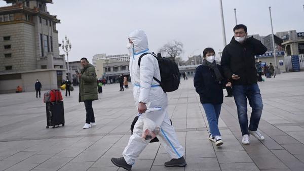 2023年1月7日，一名身穿个人防护装备（PPE）的男子走向中国首都北京火车站入口。（Getty Image）