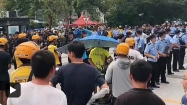 浙江杭州外卖员下跪事件引发数百外卖骑手与大批警察对峙，并发生冲突。（图片来源：视频截图）