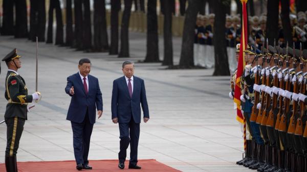 中国国家主席习近平星期一(8月19日)上午在北京迎接访华的越共总书记苏林。（图片来源:Pool/Getty Images）