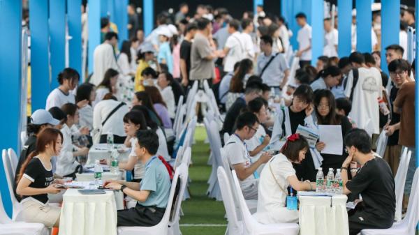 2023年6月14日，大学毕业生和年轻人正在中国西南部四川省宜宾参加招聘会。国家统计局 2023 年 6 月 15 日表示，随着新冠疫情后经济成长的井喷式消退，5 月中国青年失业率跃升至创纪录的 20.8%。 （CNS/AFP via Getty Images）