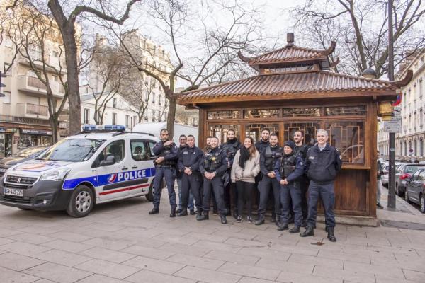 美丽城BTC警队警官及部分警员在美丽城街区合影。（摄影：林莲怡/看中国）