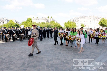 华人游行队伍从香榭丽舍大街走到凯旋门，英国陆军中校Jim Torbet走在队伍的前面 。(摄影/林莲怡)