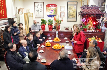 莫里泽（右排中）在法国潮州会馆拜年。（摄影：林莲怡/看中国）