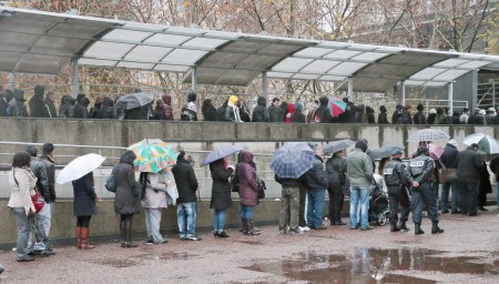 在93省Bobigny省政府外排队等待递交身份合法化申请的无纸张人士（AFP/Getty Images）